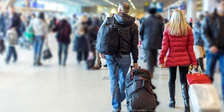 Sondazhi: 50.3% e shqiptarëve mendojnë se opozita është përgjegjëse për emogracionin