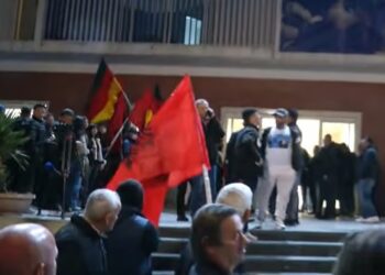 Protesta/ Akuzat për integrimin, Berisha zëvendëson flamujt e SHBA-së me ato të Gjermanisë dhe BE-së