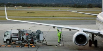 Çmimet e karburantit për avionët shkojnë në qiell: Ryanair dhe Wizz Air rrezikojnë humbje rekord!