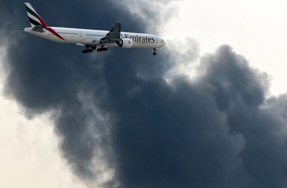 Sa i sigurt është fluturimi në Lindjen e Mesme? Pse kompanitë e Gjirit vazhdojnë të fluturojnë dhe ato perëndimore jo