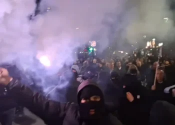 Protestuesit drejtohen nga ish-Blloku, molotovët thyejnë xhamat e bizneseve buzë rrugës