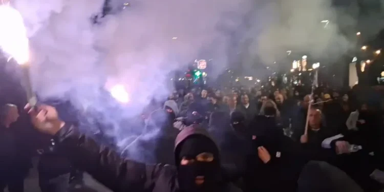 Protestuesit drejtohen nga ish-Blloku, molotovët thyejnë xhamat e bizneseve buzë rrugës