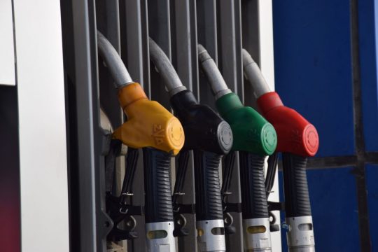Nafta me racion/ Britania ndërhyn, do të ofrojë 50 mln paund mbështetje
