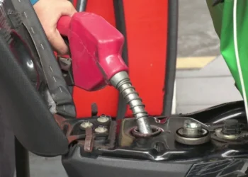 Sulmi i Izraelit mbi rezervat iraniane rrit me 5% çmimin e naftës në tregjet ndërkombëtare, shkon në 108 dollarë për fuçi