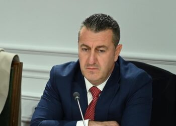 Deputeti i PS, Komici: : Burgjet po mbushen me të padënuar, mund të gjykoheshin edhe në gjendje të lirë