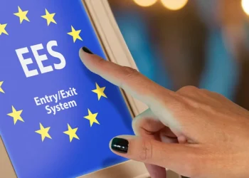 Kaos në aeroportet e Evropës, sistemi i ri kufitar sjell radhë me orë të tëra për udhëtarët jo-evropianë