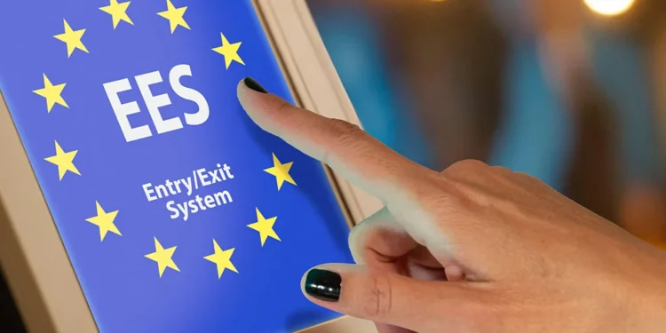 Kaos në aeroportet e Evropës, sistemi i ri kufitar sjell radhë me orë të tëra për udhëtarët jo-evropianë