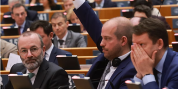 Parlamenti Europian miraton dërgimin e azilkërkuesve të refuzuar në qendra jashtë BE-së