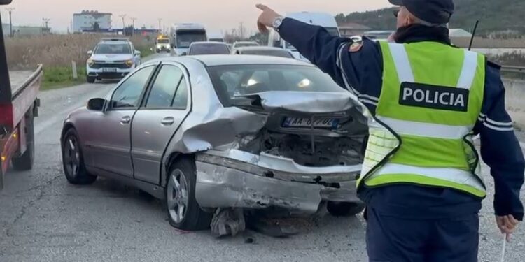 Përplasen dy makina në Lushnjë, një i plagosur! Shkak dyshohet parakalimi i gabuar
