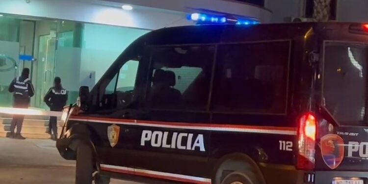 Sherr mes vjehrrit 91-vjeçar dhe dhëndrit në Durrës, përfundojnë të dy në spital nga goditjet me sende të forta