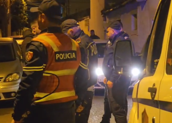 Të shtënat me armë zjarri pranë Policisë, arrestohet shoferi dhe pasagjeri 17-vjeçar