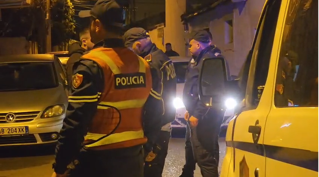 Të shtënat me armë zjarri pranë Policisë, arrestohet shoferi dhe pasagjeri 17-vjeçar