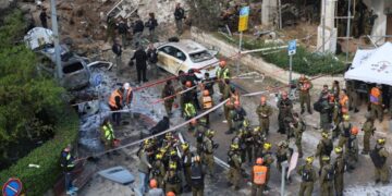 FOTO / Sulm i rëndë me raketa iraniane në Tel Aviv, civilë të plagosur dhe ndërtesa të rrafshuara