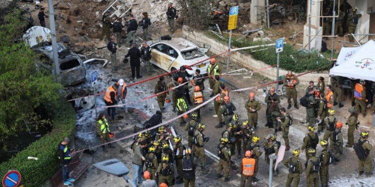 FOTO / Sulm i rëndë me raketa iraniane në Tel Aviv, civilë të plagosur dhe ndërtesa të rrafshuara