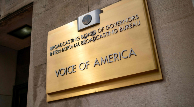 “Mbyllja e Zërit të Amerikës, e paligjshme”. Gjykata: Janë tejkaluat kompetencat, të rikthehen në punë punonjësit