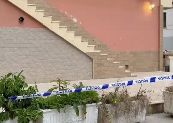 E rëndë në Vlorë, fëmija dy-vjeçar bie nga ballkoni i katit të katërt dhe ndërron jetë në spital