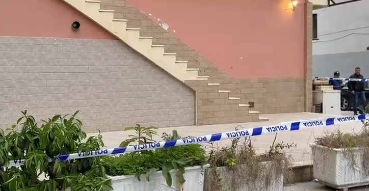 E rëndë në Vlorë, fëmija dy-vjeçar bie nga ballkoni i katit të katërt dhe ndërron jetë në spital