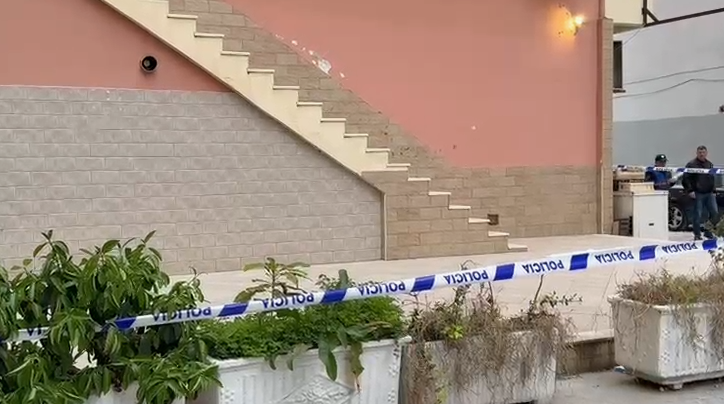 E rëndë në Vlorë, fëmija dy-vjeçar bie nga ballkoni i katit të katërt dhe ndërron jetë në spital