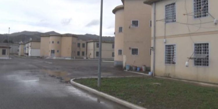 Drejtoria e Burgjeve: Një i dënuar me burgim të përjetshëm u transferua nga burgu i Peqinit në atë të Burrelit, iu gjet dhe lëndë narkotike