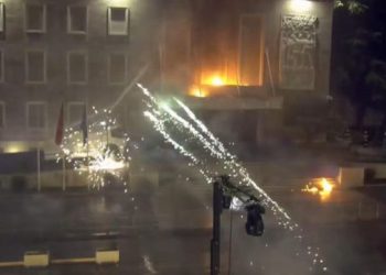 Molotov dhe fishekzjarre drejt Kryeministrisë, policia ndërhyn menjëherë dhe shoqëron protestuesit
