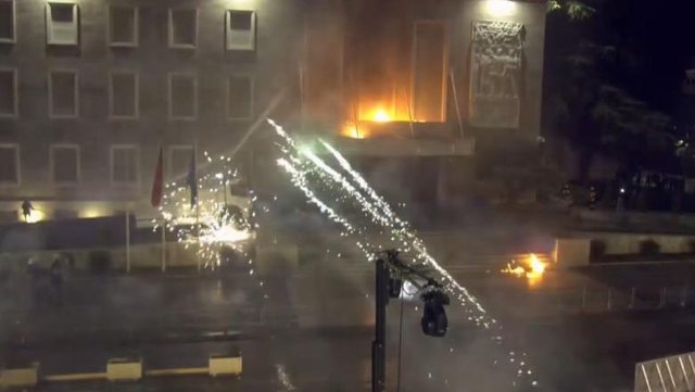 Molotov dhe fishekzjarre drejt Kryeministrisë, policia ndërhyn menjëherë dhe shoqëron protestuesit