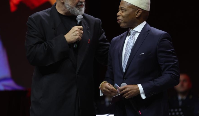 Rama i dorëzon pasaportën shqiptare ish-kryebashkiakut të New York-ut: Shpejt do të mësojmë edhe gjuhën