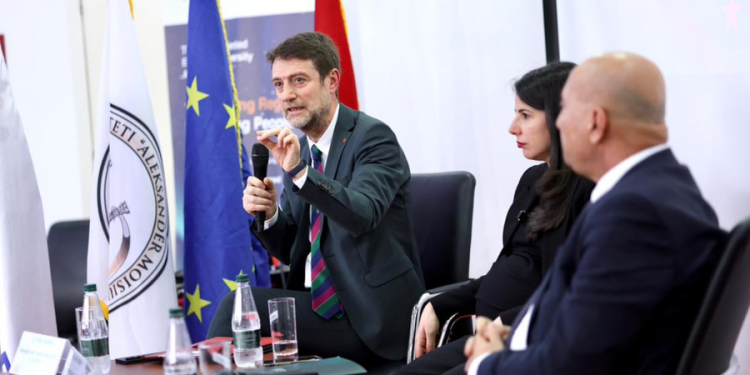 Hoxha dialog me studentët: Rruga drejt BE, e pandashme nga angazhimi i të rinjve