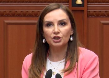 Hipokrizia e Jorida Tabakut: Flet për varfëri me 2.3 mijë euro të varura në… vesh!