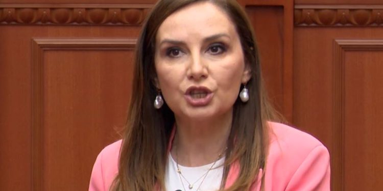 Hipokrizia e Jorida Tabakut: Flet për varfëri me 2.3 mijë euro të varura në… vesh!