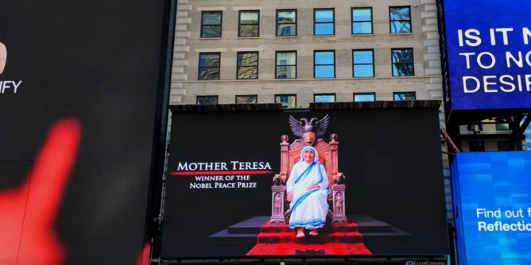 “Përmes rrënjëve lartësohemi”/ Samiti IV i Diasporës shfaqet në sheshin më ikonik në botë, “Times Square”
