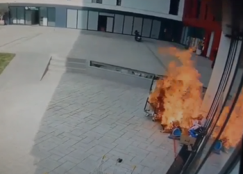 Zjarri në Tiranë, ja momenti kur flakët nga mbeturinat “përpijnë” pallatin brenda pak minutash