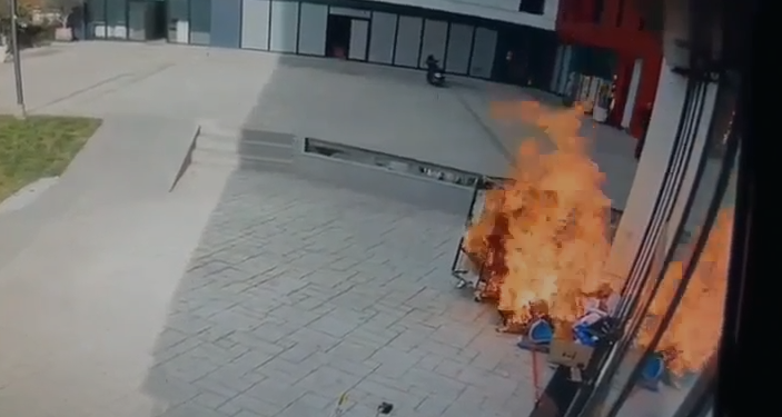 Zjarri në Tiranë, ja momenti kur flakët nga mbeturinat “përpijnë” pallatin brenda pak minutash