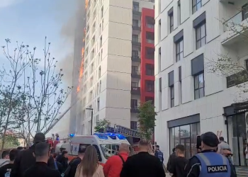 Trishtuese/ Nëna me foshnjën në krah dhe të moshuar nxitojnë tu shpëtojnë flakëve që përpinë pallatin në Tiranë