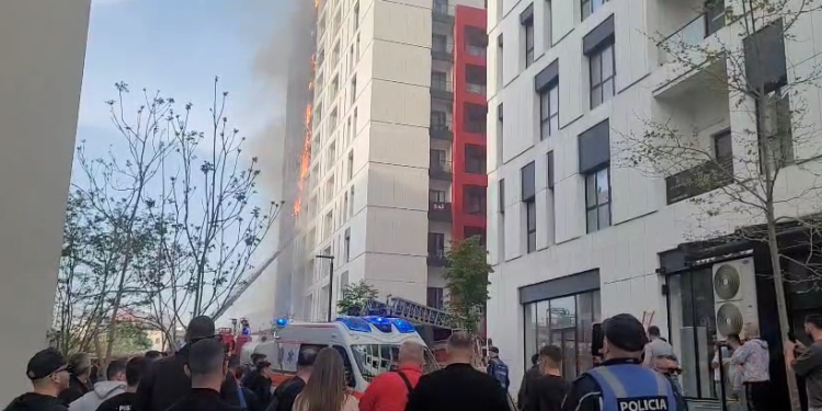 Trishtuese/ Nëna me foshnjën në krah dhe të moshuar nxitojnë tu shpëtojnë flakëve që përpinë pallatin në Tiranë