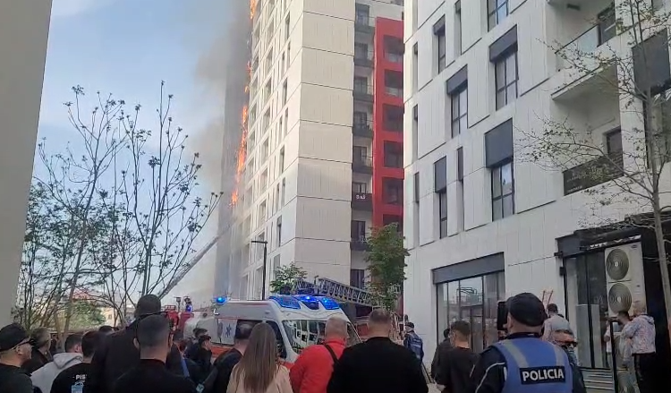 Trishtuese/ Nëna me foshnjën në krah dhe të moshuar nxitojnë tu shpëtojnë flakëve që përpinë pallatin në Tiranë