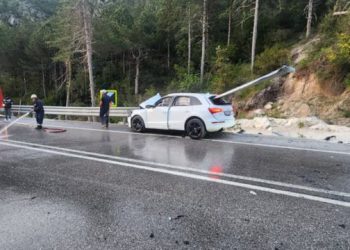 Aksident i frikshëm në Vlorë/ Barriera e rrugës ndan në dysh makinën, shpëton i riu