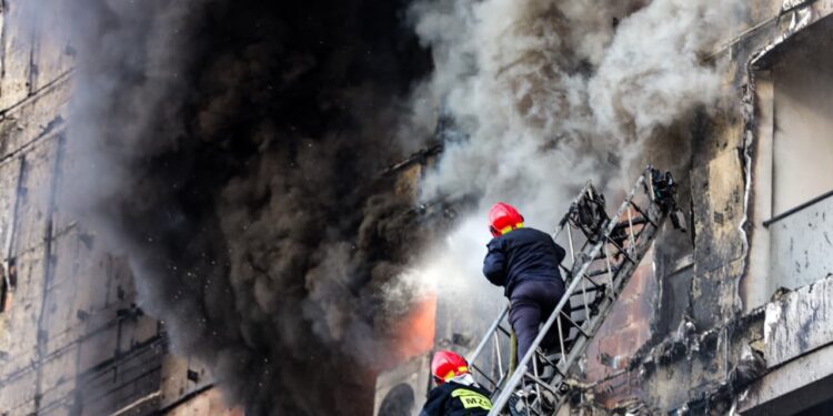 Zjarri tek “Arlis”, inxhinieri flet për sabotazh: Vetëm kaliumi mund ta djegë fasadën! Ka shenja se….