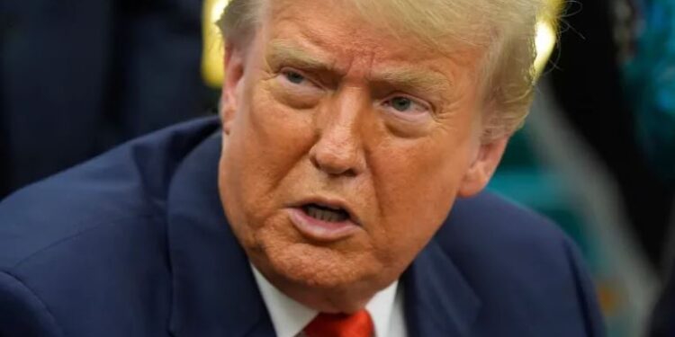 Trump urdhëron Marinën e SHBA të qëllojë çdo anije iraniane që vendos mina në Hormuz