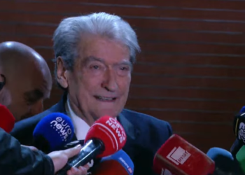 Mbyllet protesta e PD, Berisha: Nuk ka forcë në botë të na ndalë, policia përdori molotov