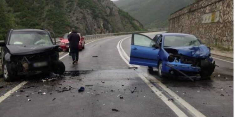 Aksident ‘zinxhir’ në Tepelenë në aksin rrugor Tepelenë–Krahës, 8 të plagosur dërgohen në spital