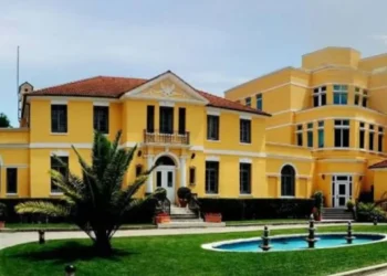 “Kush punon kundër nesh, do t’a pësojë”/ Ambasada Amerikane në Tiranë njofton shtrëngimin e masave të DASH për dhënien e vizave