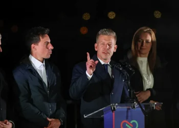 “Do të flasim, por nuk do të bëhemi miq”, reagon për herë të parë Kryeministri i ri i Hungarisë për marrëdhënien me Rusinë