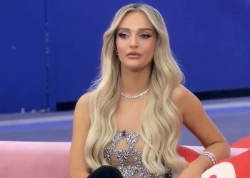 Selin u shfaq e vetme në koncertin e Fifit, reagon Gimbo
