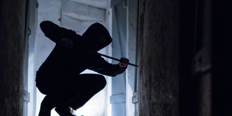 E rëndë në Fier, hajduti humb jetën gjatë tentativës për grabitjen e një banese