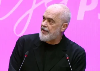 “Dua të argëtohem pak me ta”/ Rama për Berishën: Në krye të opozitës mbijeton një mbeturinë e komunizmit