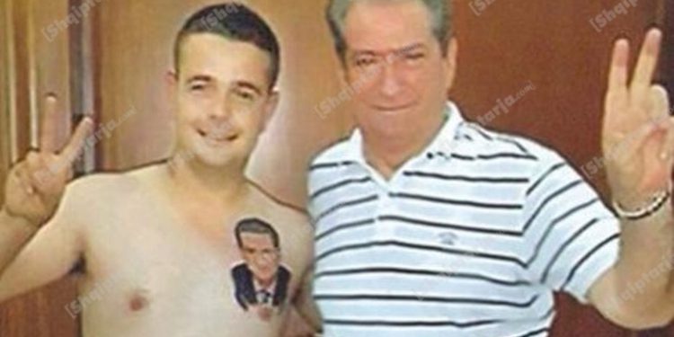 Zemra e taksistit “VIP” pushon së rrahuri, vdes fansi i çmendur i Ervis Martinajt, Sali Berishën e kishte të gdhendur në gjoks
