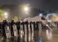 1 orë vetëm thirrje kundër Ramës me megafon/ Nis marshimi, Berisha udhëheq militantët drejt ministrisë së Brendshme