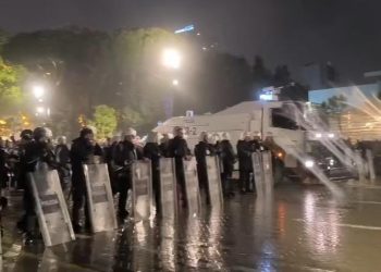 1 orë vetëm thirrje kundër Ramës me megafon/ Nis marshimi, Berisha udhëheq militantët drejt ministrisë së Brendshme