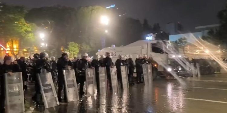 1 orë vetëm thirrje kundër Ramës me megafon/ Nis marshimi, Berisha udhëheq militantët drejt ministrisë së Brendshme