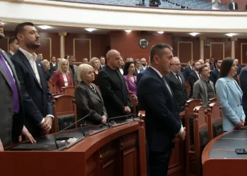 Tragjedia në Durrës, nis me një minutë heshtje për dy të miturit seanca plenare